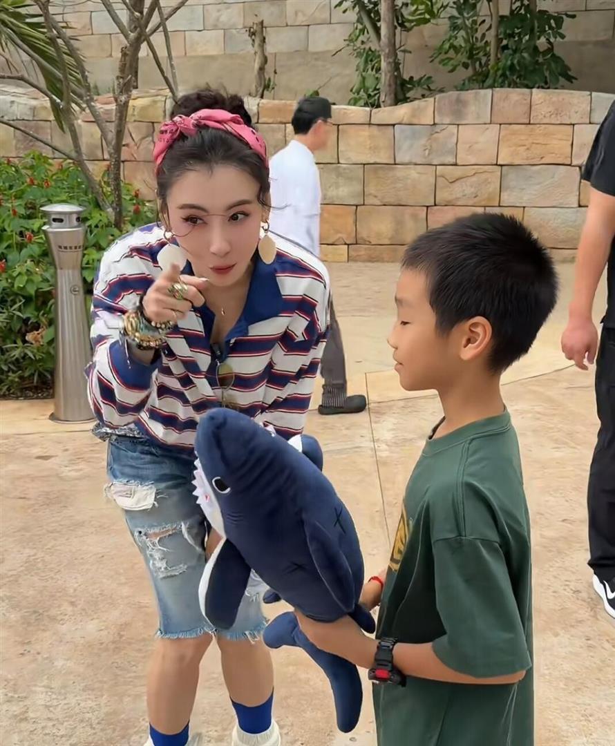 乐鱼官网-46岁张柏芝现身海南三亚度假，她真人好年轻漂亮